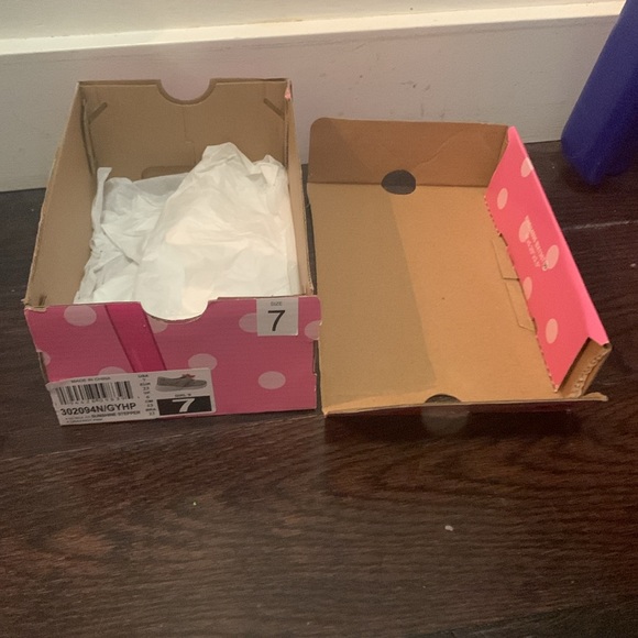 Toddler Skechers shoes! In good used condition. Size 7 - Picture 8 of 9